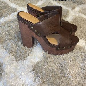 Clog style platform heel